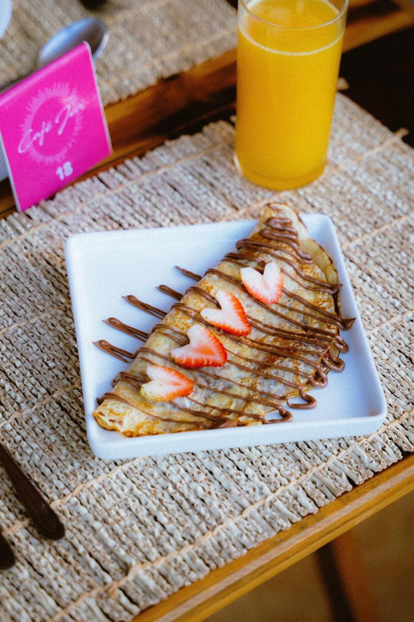 Cafe Jeri Hotel Jijoca de Jericoacoara Exteriér fotografie A crêpe filled with chocolate and strawberries